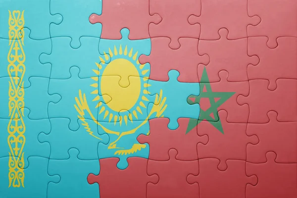Quebra-cabeça com a bandeira nacional do Marrocos e do Cazaquistão  . — Fotografia de Stock