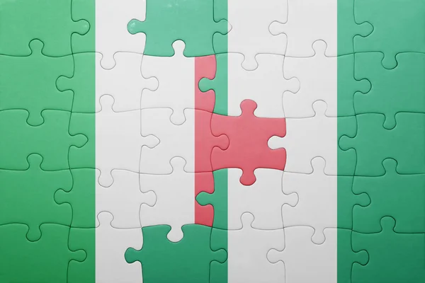 Puzzle con la bandiera nazionale di italia e nigeria — Foto Stock