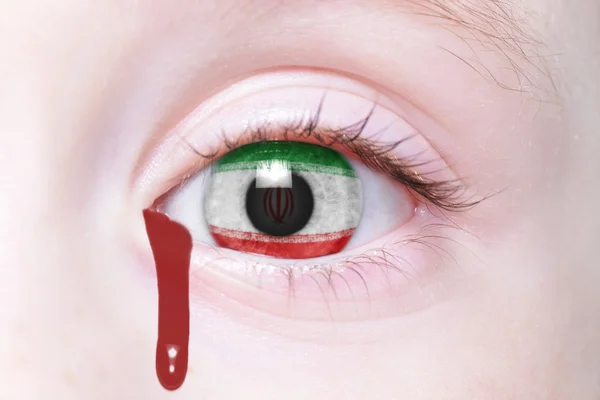 Olho humano com bandeira nacional de iran com lágrimas sangrentas — Fotografia de Stock