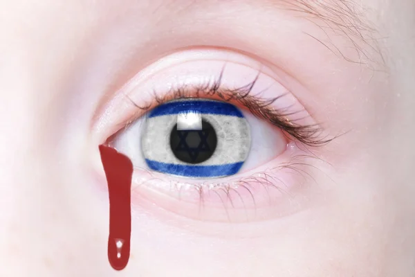 Глаза человека с национальным флагом Израиля с кровавыми слезами — стоковое фото