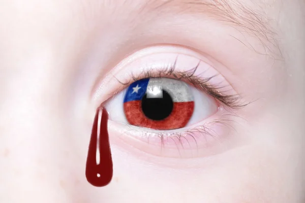 Ojo humano con bandera nacional de chile con lágrimas sangrientas . — Foto de Stock