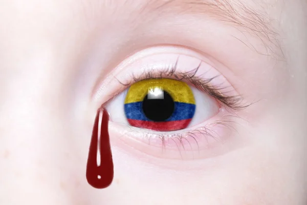 Oko człowieka z flagi narodowej Kolumbii z krwawe łzy. — Zdjęcie stockowe