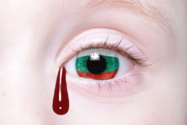 Ojo humano con bandera nacional de bulgaria con lágrimas sangrientas . — Foto de Stock