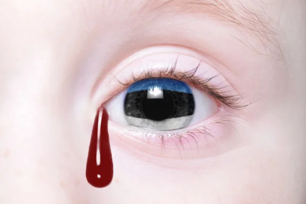 Ojo humano con bandera nacional de estonia con lágrimas sangrientas . — Foto de Stock