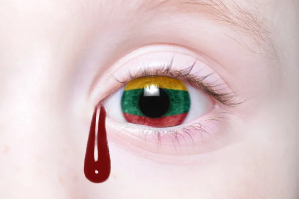 Oeil de l'homme avec drapeau national de la lithuanie avec des larmes sanglantes . — Photo