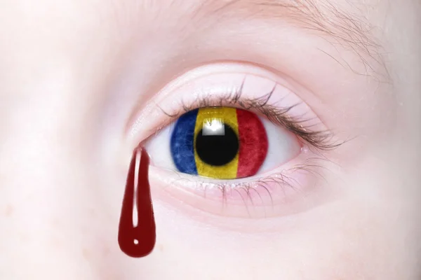 Oeil de l'homme avec drapeau national de la Roumanie avec des larmes sanglantes . — Photo