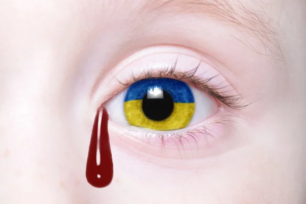 Ojo humano con bandera nacional de Ucrania con lágrimas sangrientas . — Foto de Stock