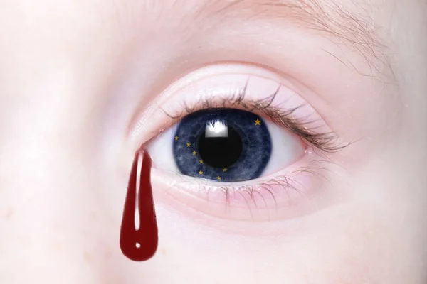 Ojo humano con bandera del estado de Alaska con lágrimas sangrientas — Foto de Stock