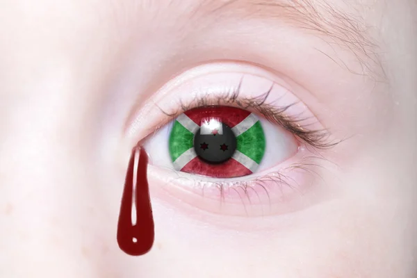 Oeil humain avec drapeau national de burundi avec des larmes sanglantes — Photo