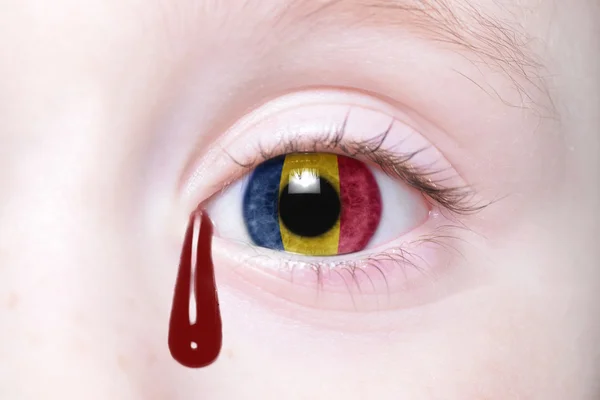 Ojo humano con bandera nacional de Chad con lágrimas sangrientas — Foto de Stock