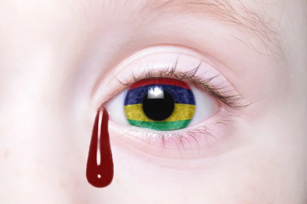 血の涙とモーリシャスの国旗が付いている人間の目 — ストック写真