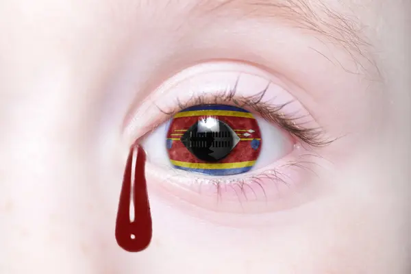 Ojo humano con bandera nacional de Swazilandia con lágrimas sangrientas — Foto de Stock