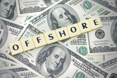 Amerikan Doları para arka plan üzerinde kelime offshore