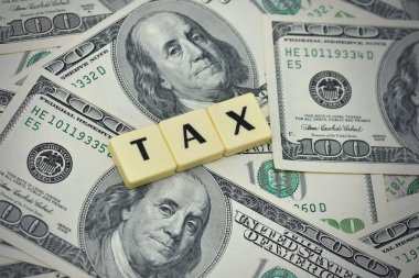 Amerikan Doları para arka plan üzerinde kelime vergi