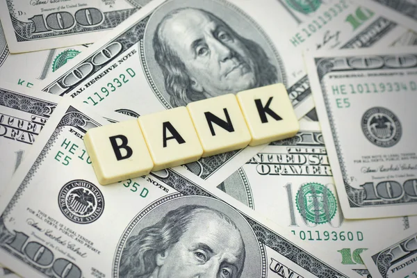 アメリカのドルの金の背景に単語銀行 — ストック写真