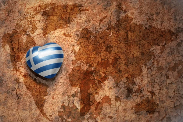 Hjärta med nationella flagga Grekland på en vintage världen karta spricka papper bakgrund — Stockfoto