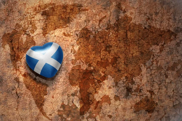 Heart with national flag of scotland on a vintage world map crack paper background — Stock Photo, Image