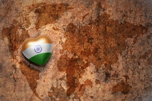 Herz mit der Nationalflagge Indiens auf einem alten Weltkartenrisspapier. — Stockfoto