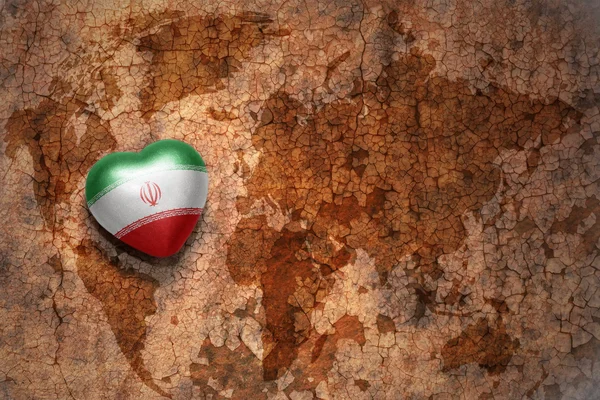빈티지 세계지도 균열 종이 배경에 이란의 국기와 마음. — 스톡 사진