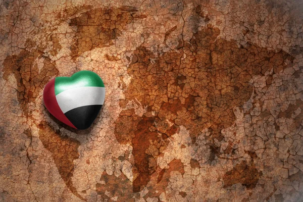 Herz mit Nationalflagge der Vereinigten Arabischen Emirate auf einer alten Weltkarte. — Stockfoto