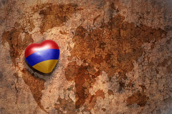Coração com bandeira nacional de Arménia em um mapa do mundo vintage crack fundo de papel. conceito — Fotografia de Stock