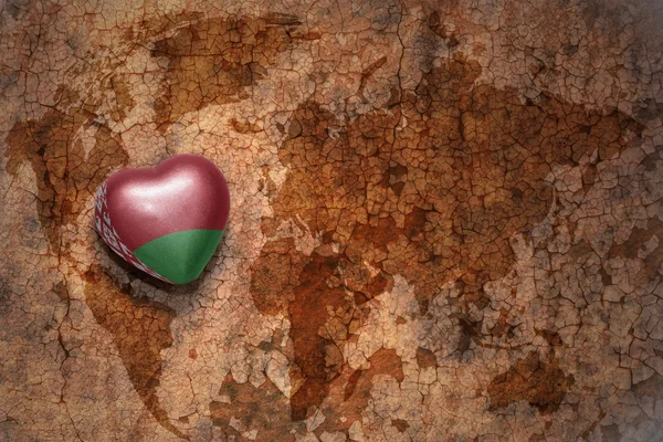 Coeur avec drapeau national de belarus sur un fond de papier craquelé carte du monde vintage. concept — Photo