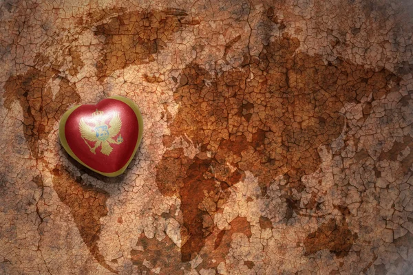 Srdcem s národní vlajkou Černé hory na ročníku starožitnostních map. Koncept — Stock fotografie