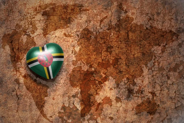 Hjärta med medborgare sjunker av Dominica på en Vintage världskarta spricka papper bakgrund. Koncept — Stockfoto