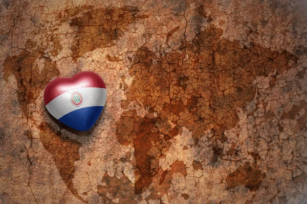 Cuore con bandiera nazionale di paraguay su una mappa del mondo vintage crack sfondo di carta. concetto — Foto Stock