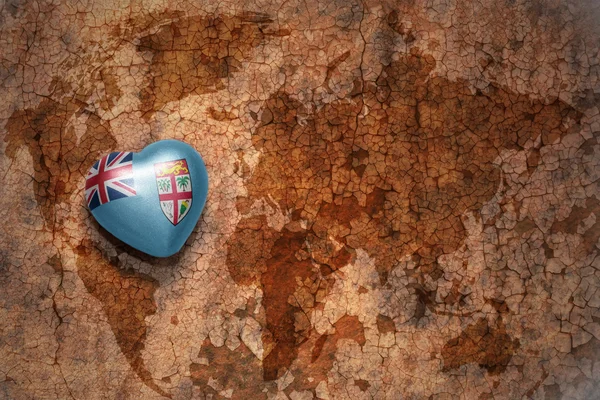 Corazón con la bandera nacional de Fiji en un fondo de papel crack mapa del mundo vintage. concepto —  Fotos de Stock