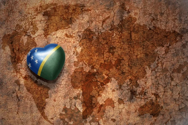 ヴィンテージ世界地図亀裂紙背景にソロモン諸島の国旗ハート。コンセプト — ストック写真