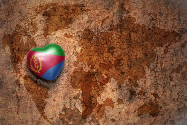 Srdcem s národní vlajkou Eritreje na vinobraném světě mapa pozadí papíru. — Stock fotografie