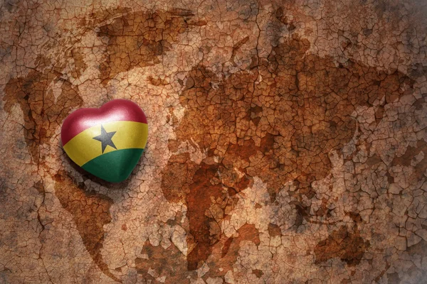 Heart med nationella flaggan i Ghana på en Vintage världskarta spricka papper bakgrund. — Stockfoto