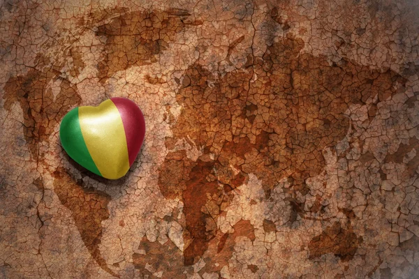 Heart med nationella flaggan i Mali på en Vintage världskarta spricka papper bakgrund. — Stockfoto