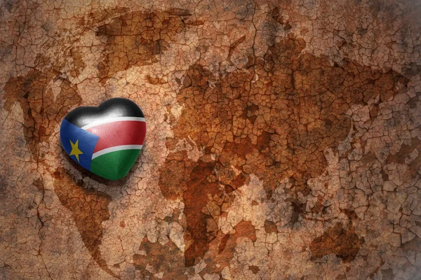 Hjärta med medborgare sjunker av södra Sudan på en tappning världskarta spricka papper bakgrund. — Stockfoto