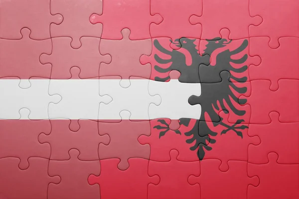 Παζλ με την εθνική σημαία της Λετονίας και της Αλβανίας — Φωτογραφία Αρχείου