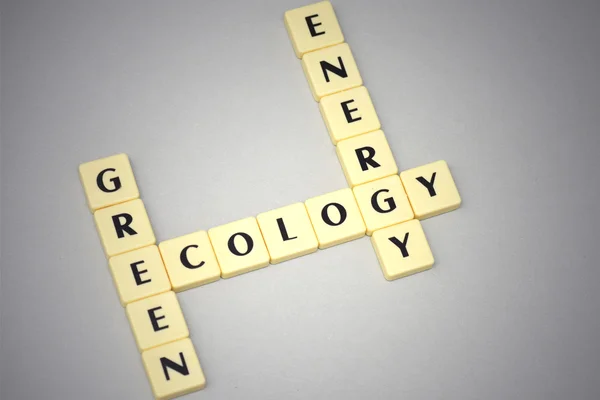 Słowa zielony, ekologia i energii na szarym tle — Zdjęcie stockowe