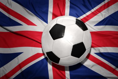 Büyük Britanya bayrağı üzerinde siyah beyaz futbol topu