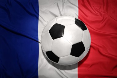 Fransa bayrağı üzerinde siyah beyaz futbol topu