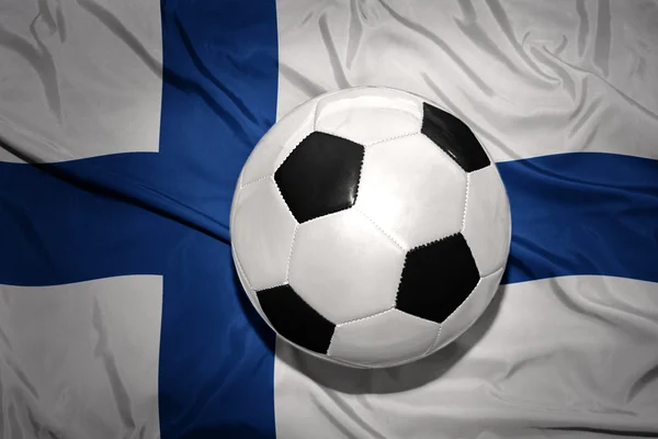 Balón de fútbol blanco y negro en la bandera nacional de Finlandia —  Fotos de Stock