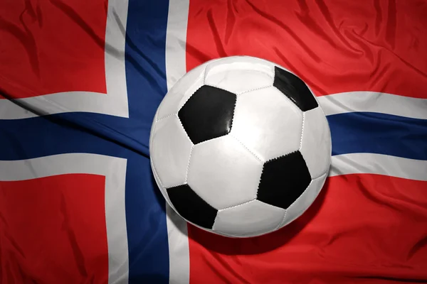 Ballon de football noir et blanc sur le drapeau national de Norway — Photo