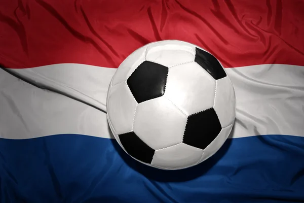 Pelota de fútbol blanco y negro en la bandera nacional de los Países Bajos, holandés, Amsterdam , — Foto de Stock