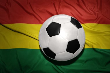 bayrağı üzerinde siyah beyaz futbol topu 