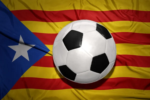 Czarno-białe piłki nożnej Piłka na fladze narodowej Katalonii — Zdjęcie stockowe