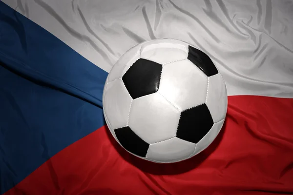 Schwarz-weißer Fußballball auf der Nationalflagge der Tschechischen Republik — Stockfoto