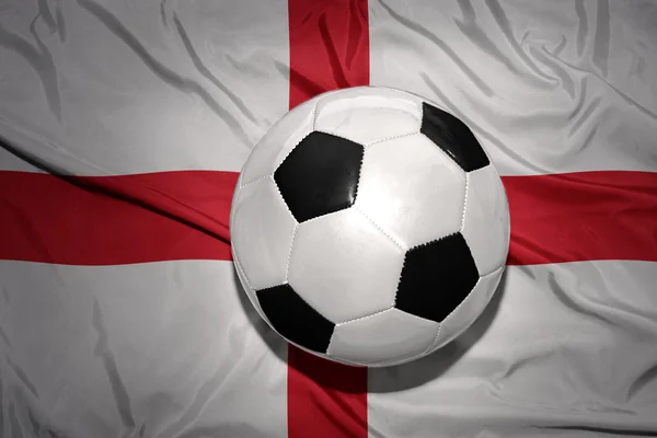 Balón de fútbol blanco y negro en la bandera nacional de Inglaterra —  Fotos de Stock