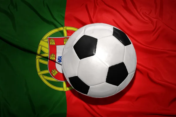 Schwarz-weißer Fußballball auf der portugiesischen Nationalflagge — Stockfoto