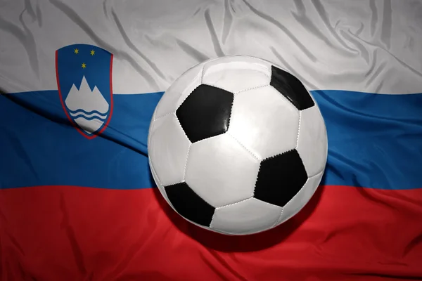 Schwarz-weißer Fußballball auf der Nationalflagge von — Stockfoto