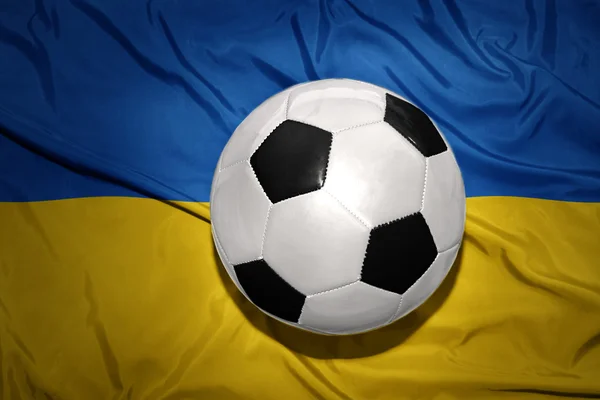 Zwartwit Voetbal bal op de nationale vlag van — Stockfoto