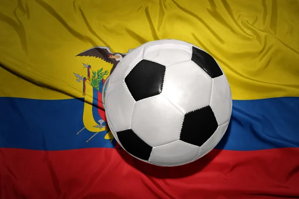 Svart och vit Fotboll boll på den nationella flaggan i ecuador — Stockfoto